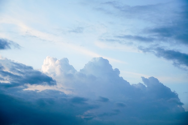 Um céu azul nublado