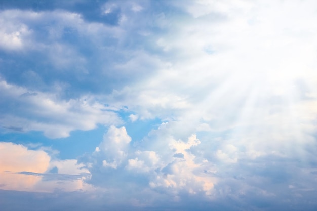 Um céu azul nuvens brancas na natureza fundo de tempo de verão