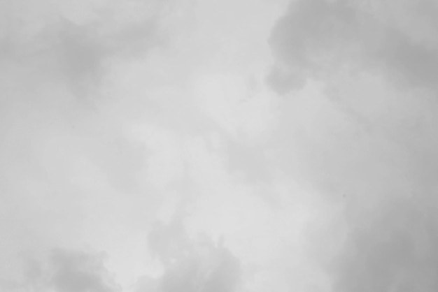um céu cinzento com algumas nuvens ao fundo