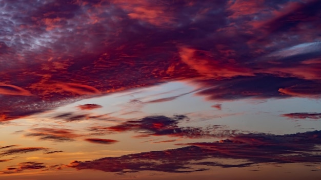 Foto um céu com nuvens e o sol se pondo