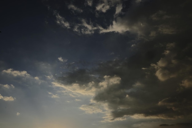 Um céu com nuvens e um céu azul