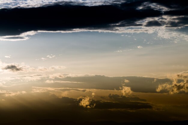 Um céu com nuvens e um sol que é azul