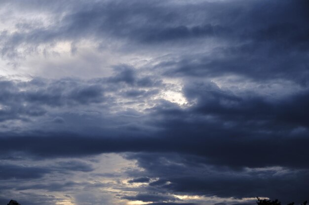 Um céu escuro com nuvens