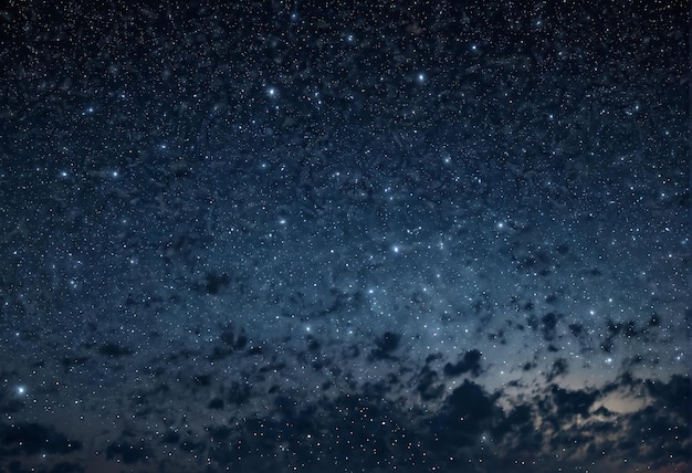 um céu noturno com estrelas e nuvens no céu