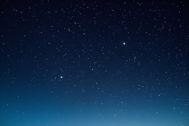 Um céu noturno estrelado com estrelas e a lua