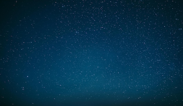 Um céu noturno impressionante com estrelas