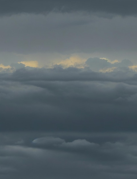 Um céu nublado com a palavra nuvem nele