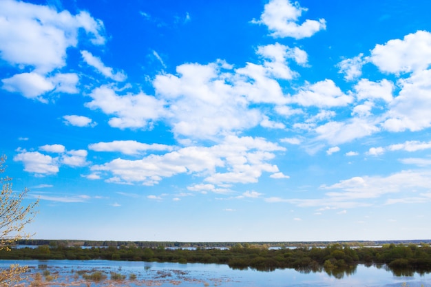 Um céu nublado de primavera em um dia ensolarado e claro