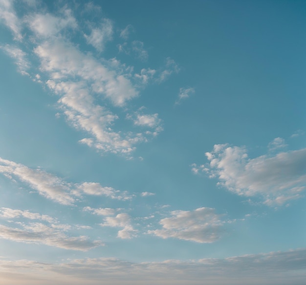 Foto um céu que tem algumas nuvens.