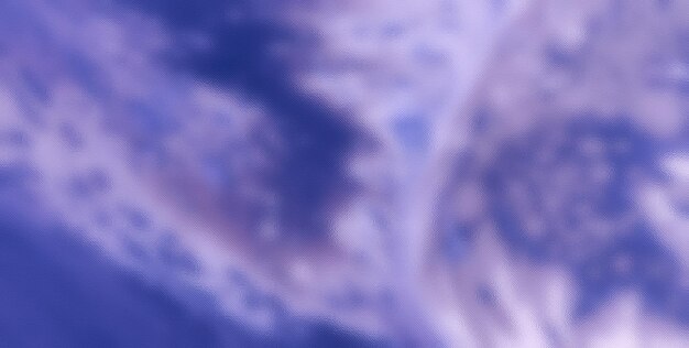 Foto um céu roxo e roxo com nuvens e um céu roxo