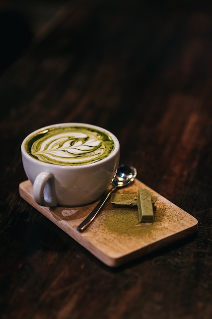 um chá matcha latte com leite de amêndoa