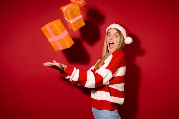 Um chapéu de menina insanta carregando várias caixas de presente