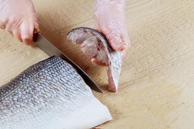 Um chef mestre cortando um maciço para filetes