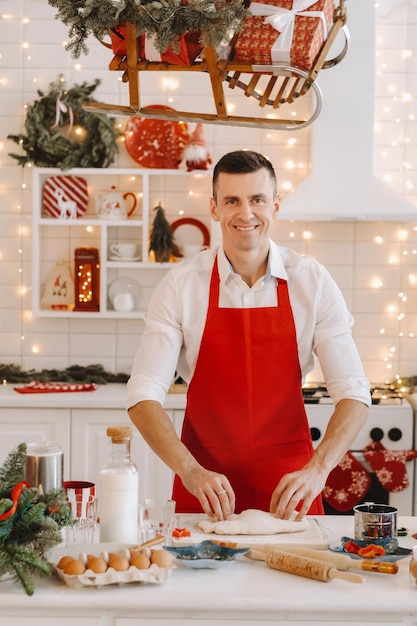 Um chef prepara a massa na cozinha de Natal antes do ano novo.