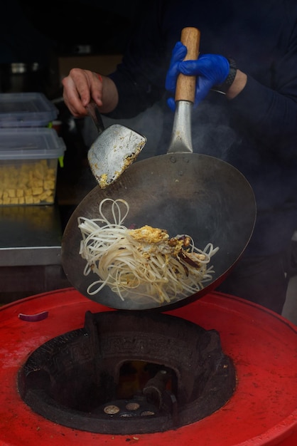 Um chef prepara comida chinesa em um festival de comida de rua