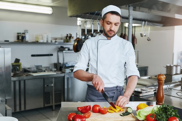 Um chef saudável e nutritivo pode ser delicioso preparando o prato na cozinha comercial