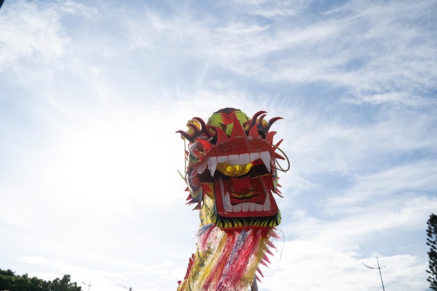 Um chefe de dança do dragão chinês no festival do ano novo chinês Dança do leão e do dragão durante a celebração do ano novo chinês Grupo de pessoas realizam uma dança tradicional do leão