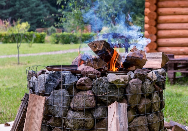 Um churrasco com pedras Vista de perto Lenha de fogo