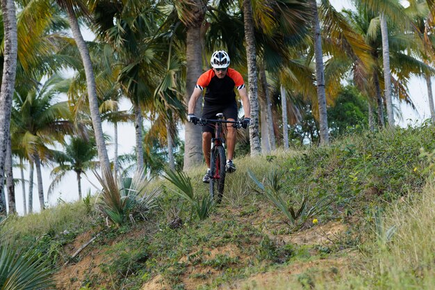 Um ciclista anda de bicicleta de montanha na República Dominicana.