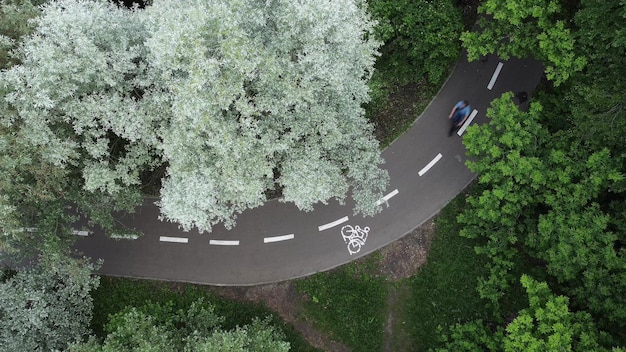 Um ciclista anda de bicicleta em uma vista aérea do parque