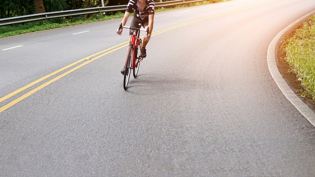 Um ciclista está andando de bicicleta na estrada