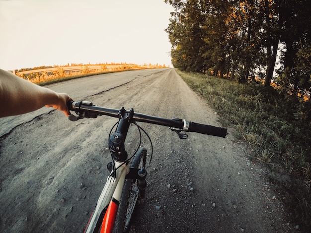 Um ciclista segura uma bicicleta ao volante