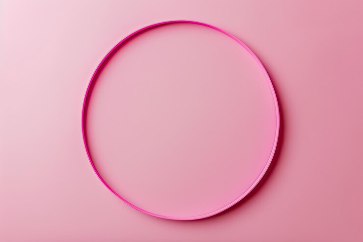 Foto um círculo simples desenhado numa folha de papel rosa