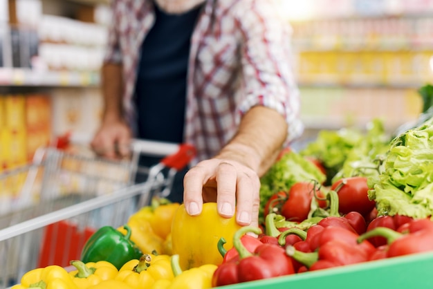 Um cliente a comprar vegetais saudáveis na mercearia