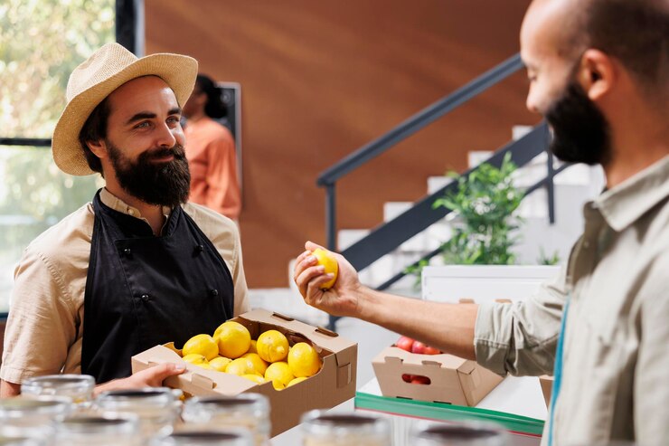 Foto um cliente sorridente admirando limão fresco escolhido da caixa mantida pelo vendedor caucasiano um lojista amigável apresentando produtos orgânicos cultivados localmente a um homem do oriente médio