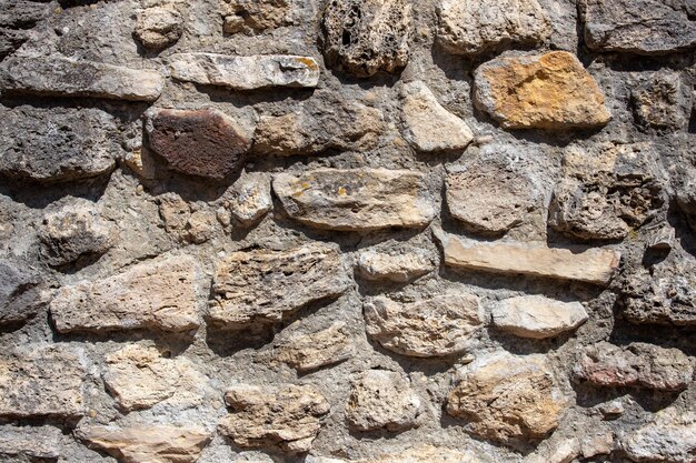 Um close com uma velha parede de pedra