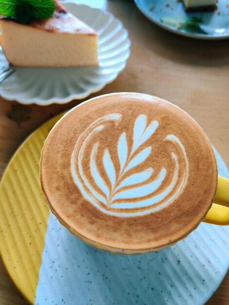 Foto um close de cappuccino na mesa.