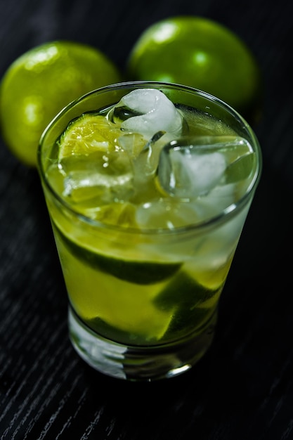 Um close de mojito na mesa.
