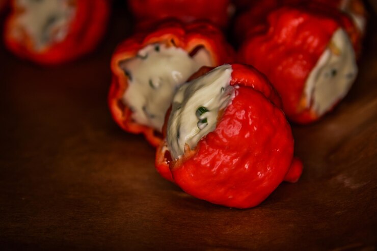 Foto um close de tomates na mesa.