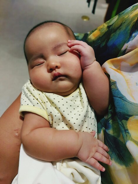 Foto um close de um bebé bonito a dormir.