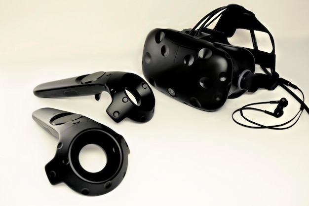 Foto um close de um fone de ouvido de realidade virtual vr em um fundo branco