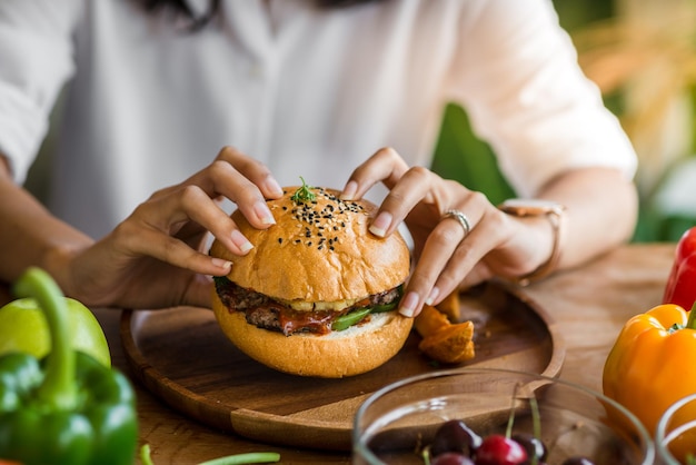 Foto um close de um homem a preparar comida.