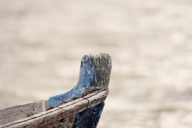 Um close de uma proa de barcos azuis desgastados