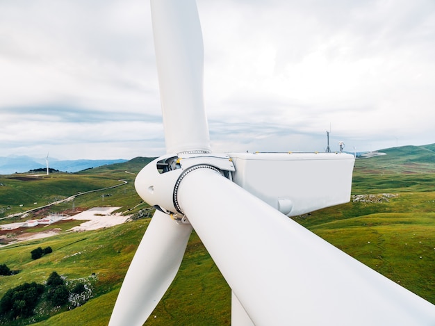 Um close do rotor e das pás da turbina eólica