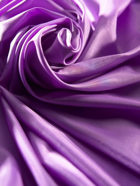 Um close do tecido de cetim roxo