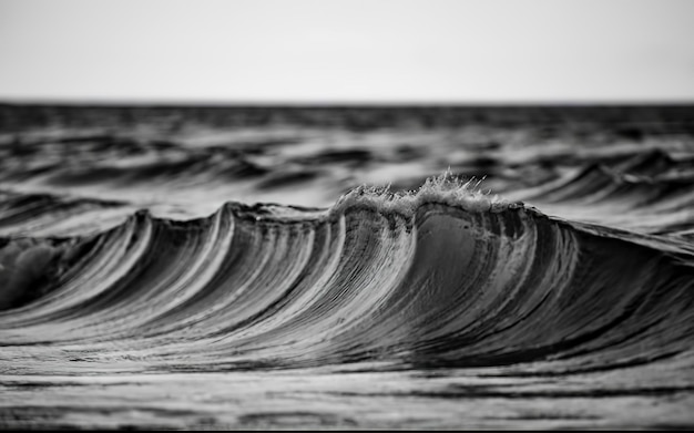 Um close-up de algumas ondas no meio do oceano em preto e branco com espaço de cópia