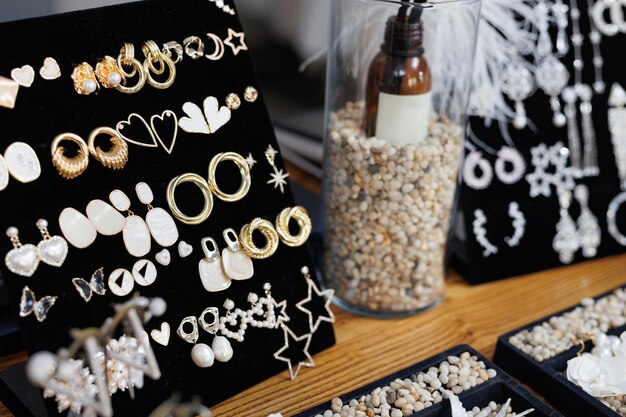 Foto um close-up de brincos para a noiva no salão de casamento.