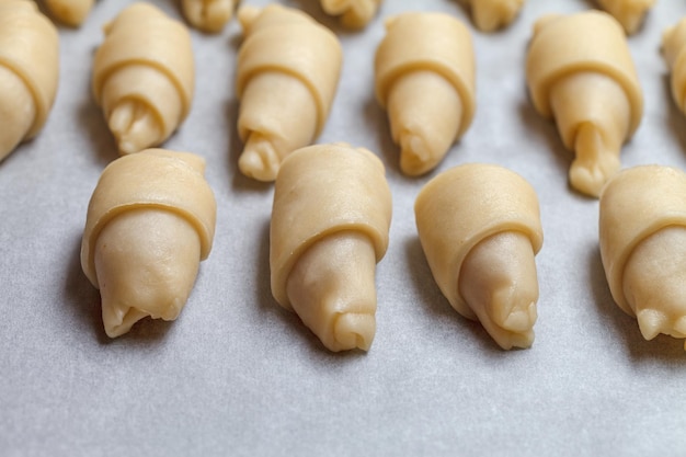 Um close up de croissants crus antes de assar no forno