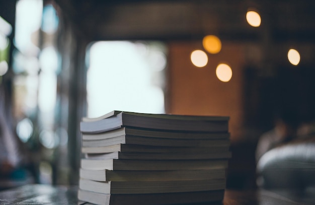 Foto um close-up de livros na mesa em casa.