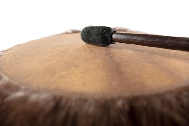 Um close-up de mãos tocando pandeiro, percussão no fundo branco do estúdio