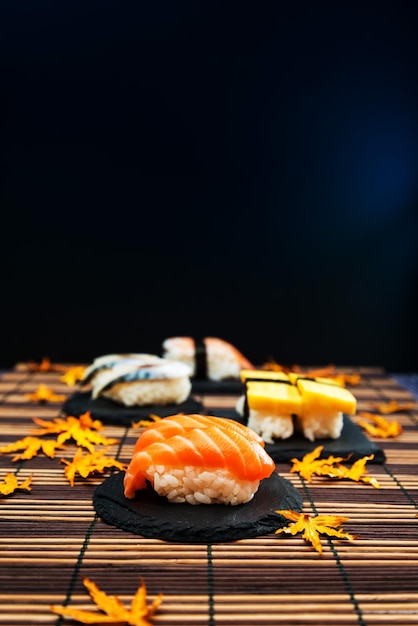 Um close-up de sushi contra um fundo preto.
