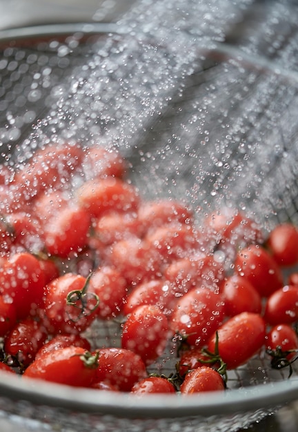 Um close-up de tomates sendo pulverizados com água