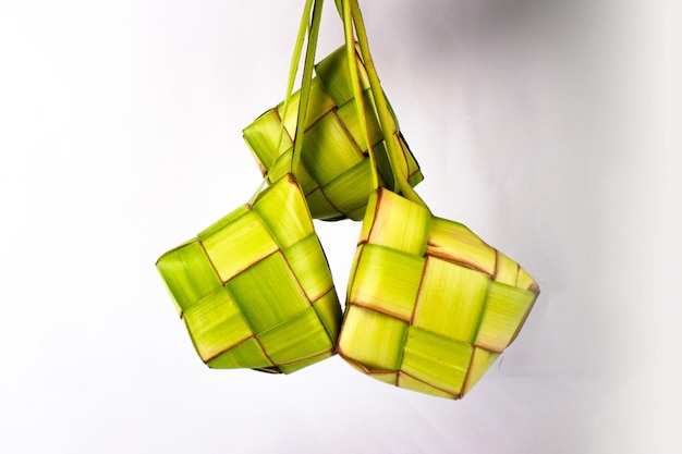 Foto um close-up de três cestas verdes em forma de coco