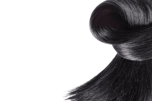 Um close-up de um cabelo com uma mecha de cabelo no canto