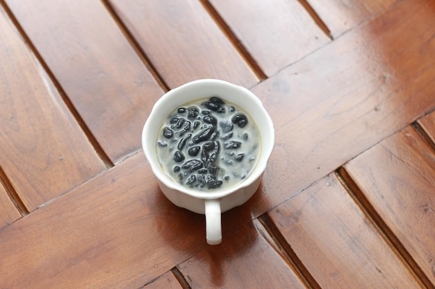 um close-up de um copo de uma bebida tradicional indonésia chamada Dawet Ireng ou dawet preto conceito de foto de comida tradicional indonésiana