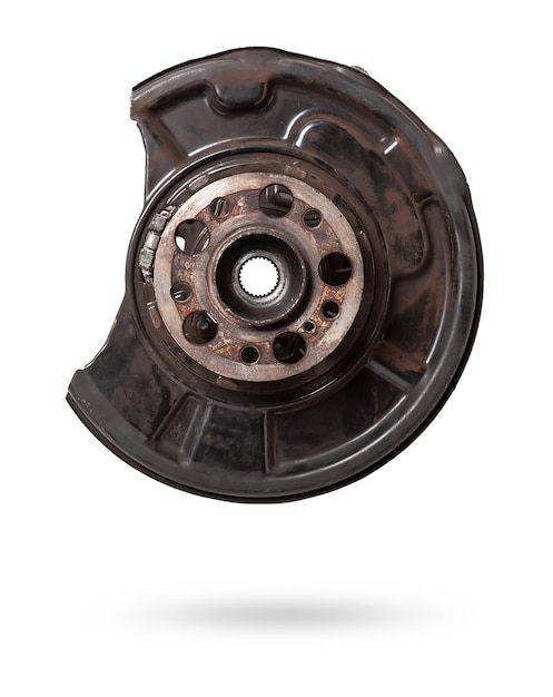 Um close-up de um cubo de roda metálico desgastado com elementos de óleo e ferrugem em um fundo branco Reparação sazonal do chassi e substituição de peças do sistema de freios em uma oficina